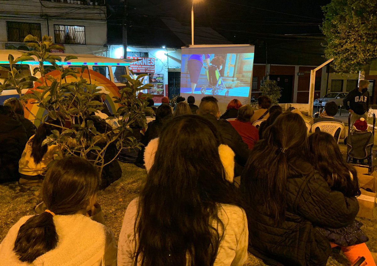 WilsonMerinoR's tweet photo. Qué lindo disfrutar de una noche de cine al aire libre con la familias de “La Vicentina”. 

¡La seguridad la recuperamos con comunidad! ¡Con arte y cultura! 📽 https://t.co/XRs0AOJh6v