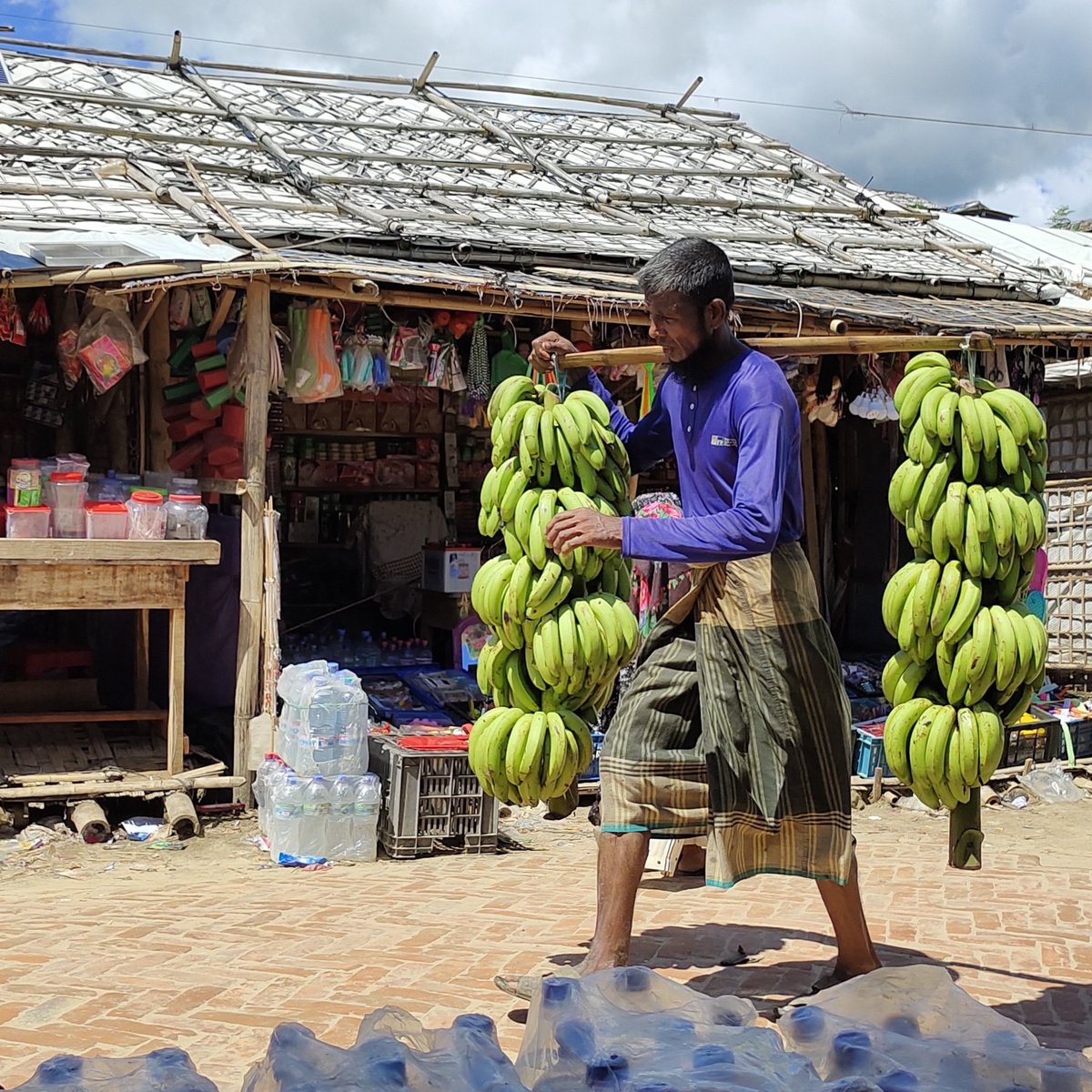 RoRezaul's tweet photo. The man is doing hard work in the refugee camp because he haven't any way to earn money without doing this  work that's why he have selling banana shop to shop by carrying himself.

📷 Shot by - Ro Rezaul Islam 
#rorezaulislamphotograper #rohingyatographer
#documentaryphotography https://t.co/UvJLkUtLXE
