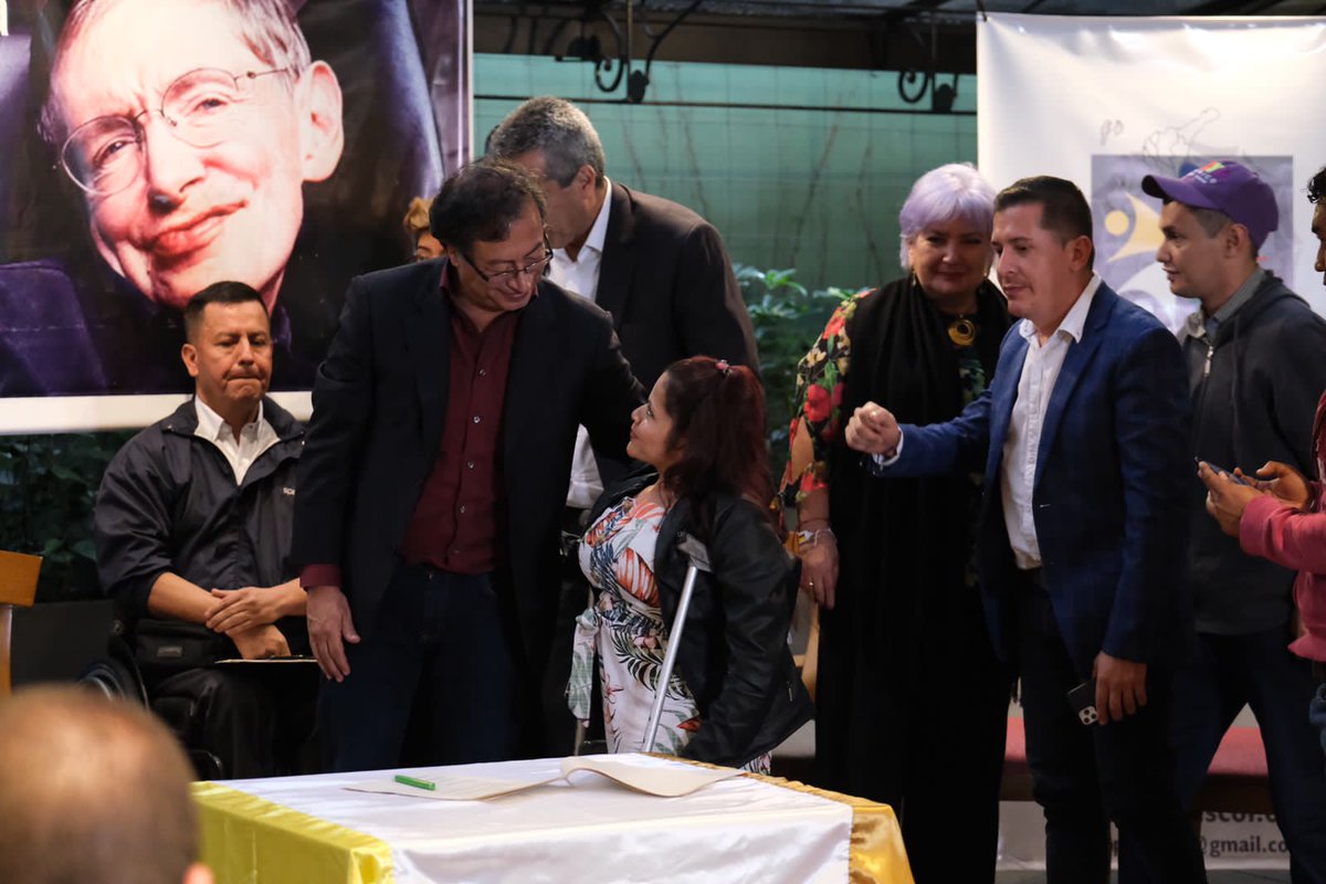 El 08 de junio se llevó a cabo firma de pacto entre organizaciones de 19 departamentos del país y <a href="/petrogustavo/">Gustavo Petro</a>, se contó con la presencia de la senadora <a href="/GloriaFlorezSI/">Gloria Flórez Senadora</a>,  <a href="/Amagon2020/">Digital Hub</a> y <a href="/velascoluisf/">Luis Fernando Velasco Chaves 🚩</a> hoy, exigimos de manera respetosa, corresponsables con dichas organizaciones.