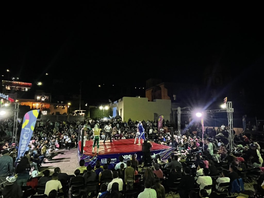 santiago_qro's tweet photo. Me encuentro en la función de lucha libre del #INDECU 🤼 https://t.co/170So5wWsI