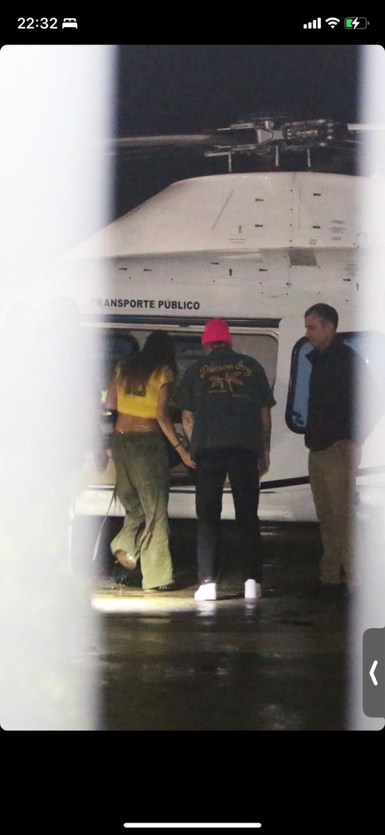 bieberfbra's tweet photo. Justin e Hailey a caminho! Ela de blusinha do Brasil, genteeee
ROCK IN BIEBER https://t.co/crJhP3LFoF