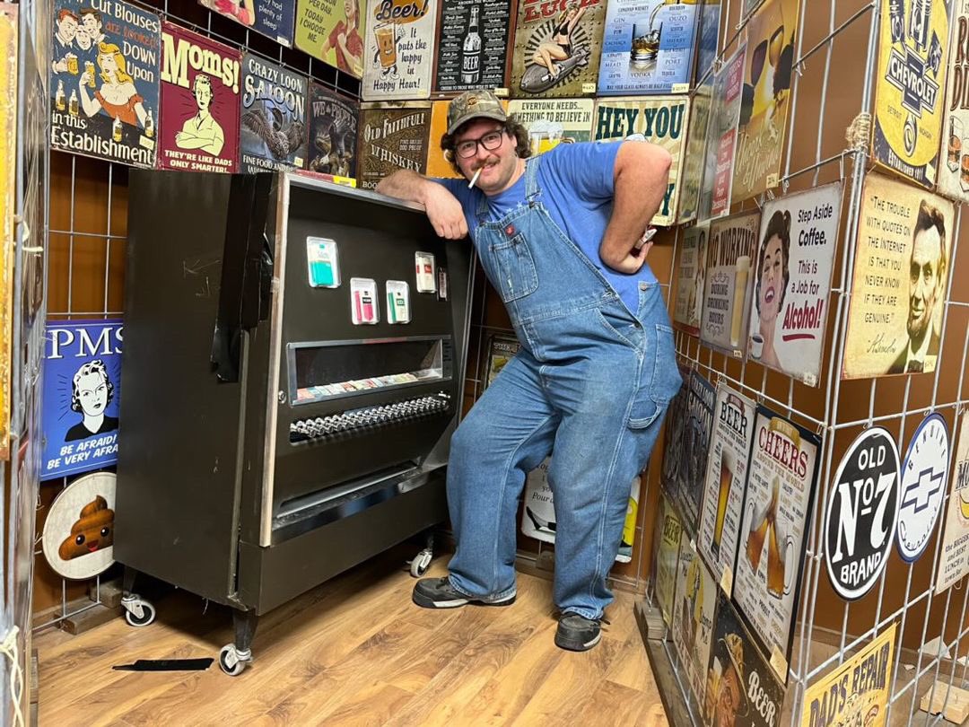 FIjiWaterfalls's tweet photo. Found a cigarette machine in the wild the other day https://t.co/lAft4cXJLz
