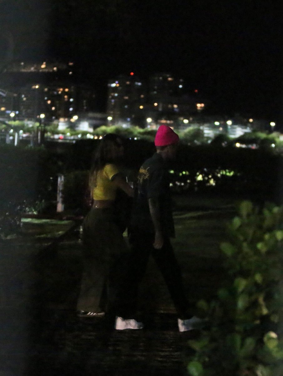 fontesbieber's tweet photo. COM A CAMISA DO BRASIL! Justin e Hailey indo para o Rock in Rio. https://t.co/Yfki9WjTFf