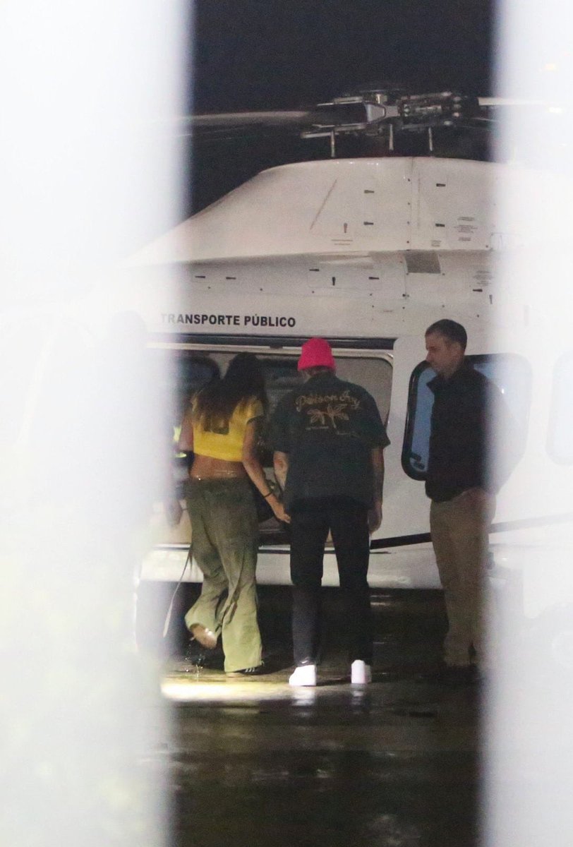 fontesbieber's tweet photo. COM A CAMISA DO BRASIL! Justin e Hailey indo para o Rock in Rio. https://t.co/Yfki9WjTFf
