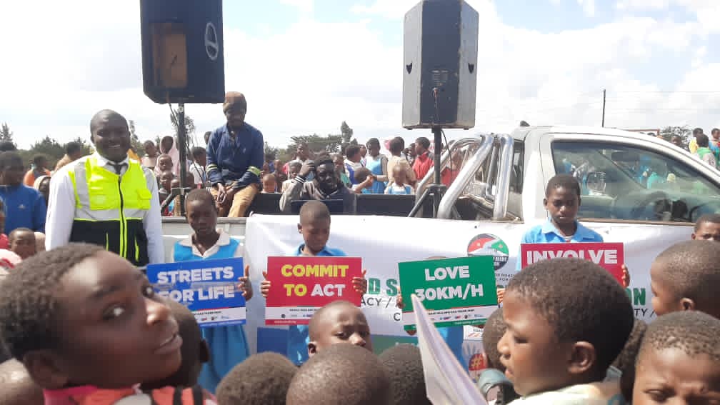 alertsafety1's tweet photo. @RoadSafetyNGOs @SergheiDiaconu @UNICEFhealth Most children are at risk  around the world , Malawi is not spared most school crossing area have no signpost and have no school pedestrians crossing , we are still pushing until one day we gona have results .
#ROSAF #StreetsForLife #CommittToAct #love30 https://t.co/ksLhh8VD6F