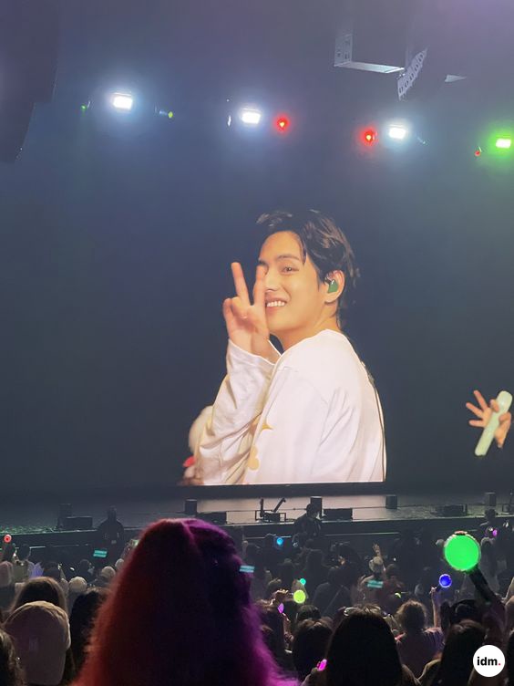 indomyfess's tweet photo. -idm ada yg punya foto bangtan yang di screen gini gak? mau ot7 atau per member juga gpp. suka banget liatnya, tia https://t.co/DqYMaqGAp7