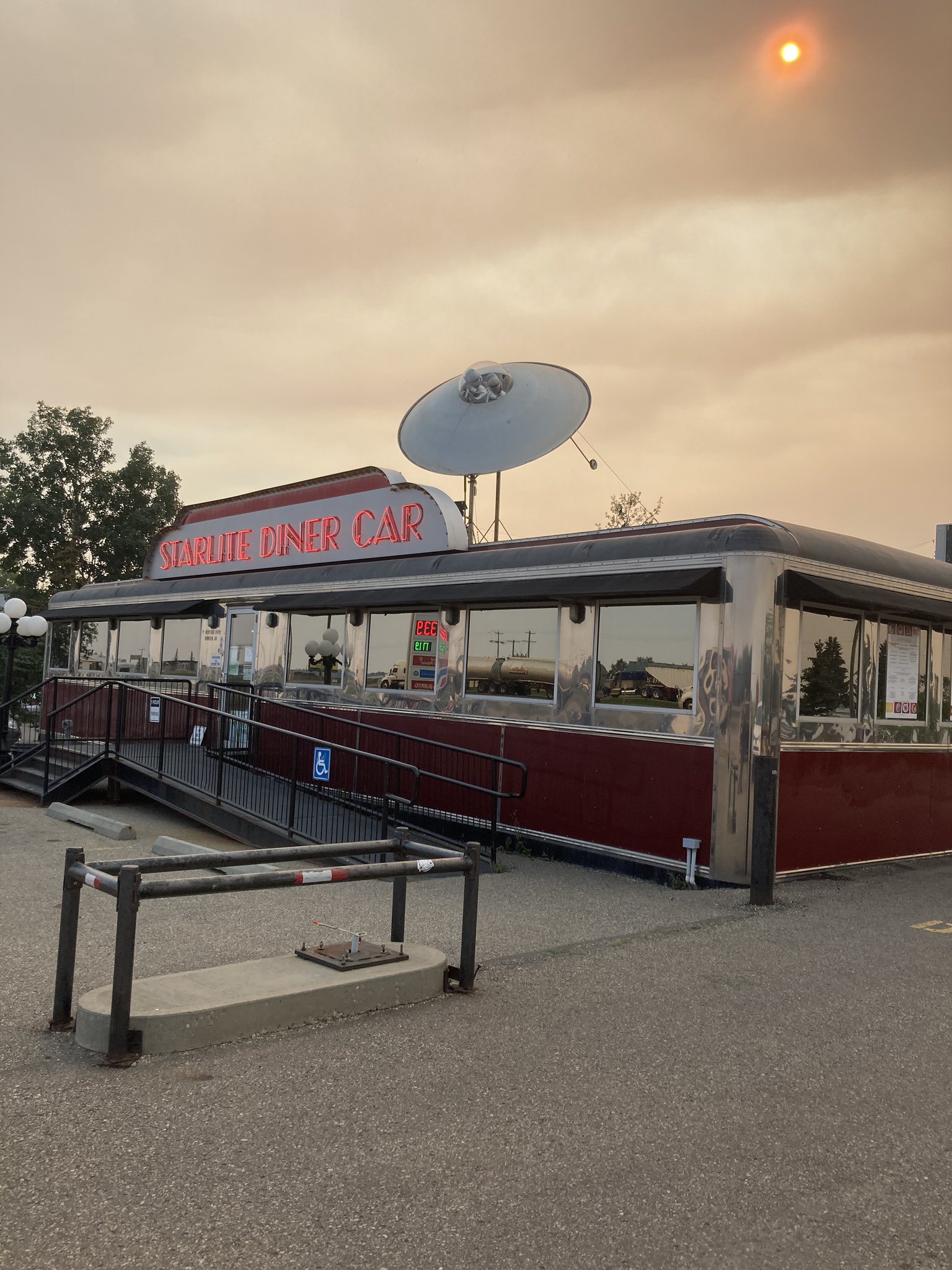 Kat Mori 今日は Artemitsme アーテムさん アンナさん マックス君とで Bowden Sunmaze Farm のひまわり畑に行きました カルガリーから北へ車で１時間 帰りに古いアメリカ映画に出て来る様なレストランで食事 カルガリー近郊の田舎町を紹介させてもらい