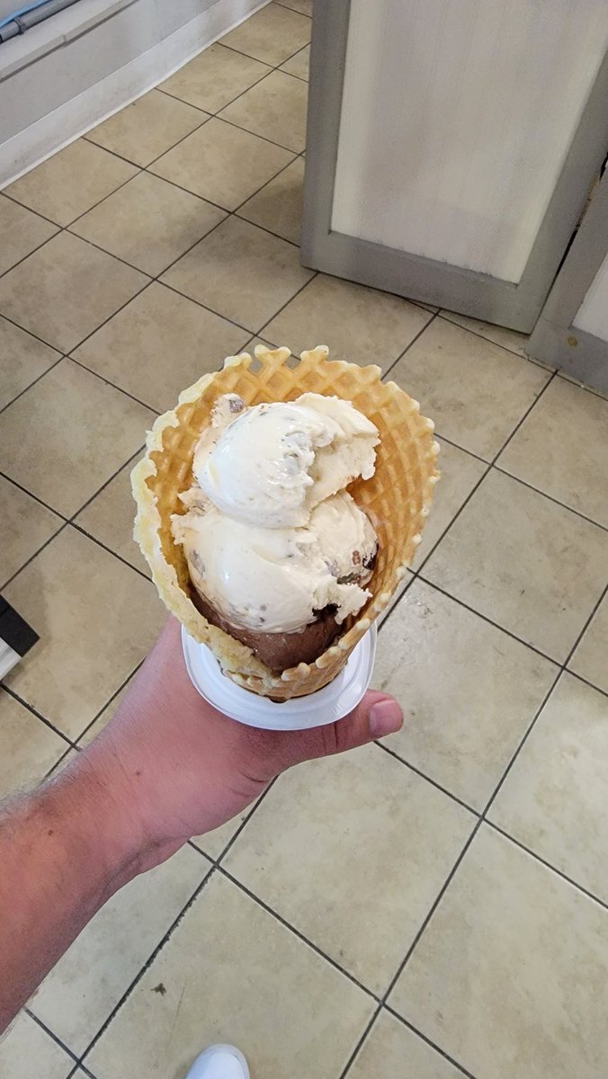 NORTHENDCAP1's tweet photo. One last summer hooray for the #KingOfCream. 1/2 Smores 1/2 Cow Pie (chocolate ice cream with peanut butter cups and peanut butter sauce) #DietStartsTuesday #KingOfCreamOut https://t.co/HmQwsLO533