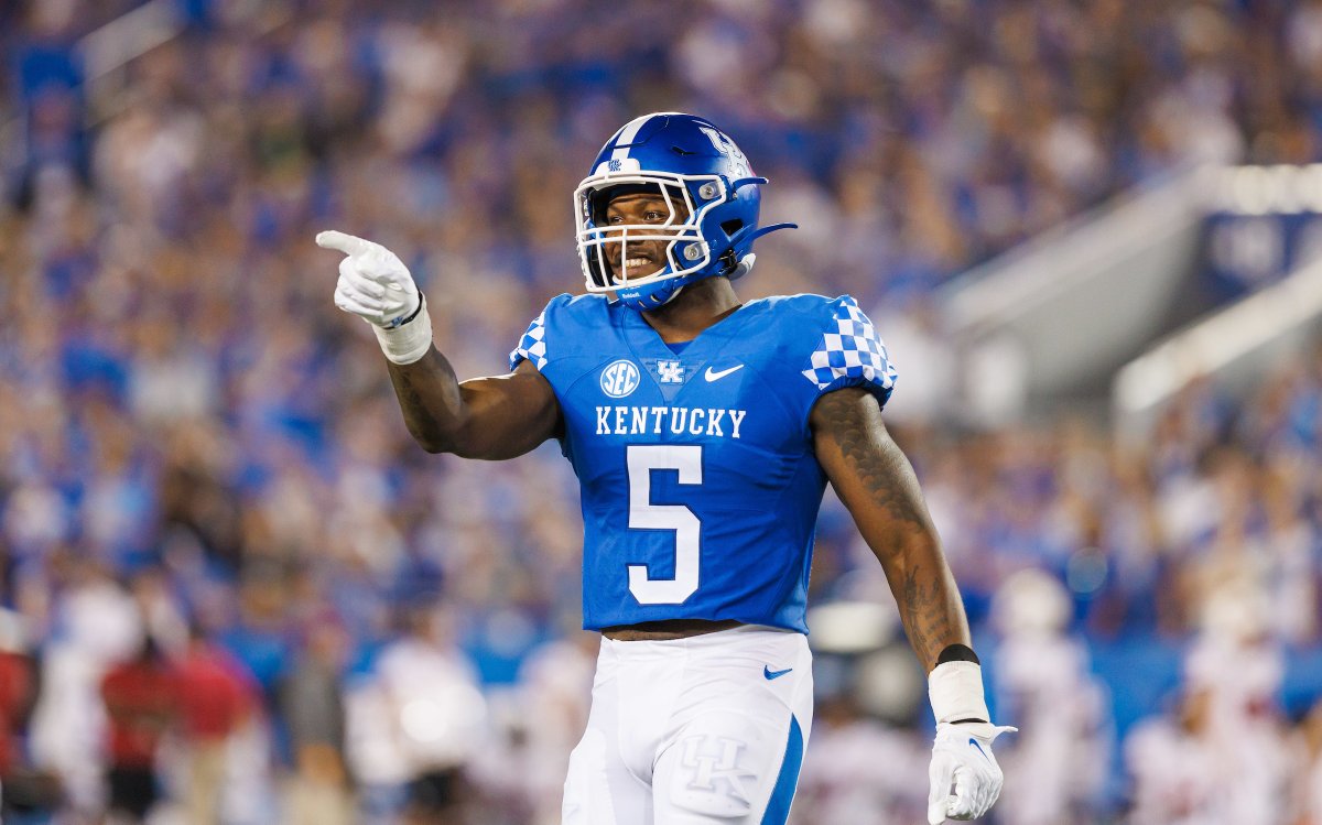 UKFootball's tweet photo. Senior LB @d_square10 started the season opener for the fourth straight season, the first Wildcat to do so since @cjconrad1 (2015-18).

* Square is the first defensive Wildcat to start four straight openers since @TreyLindley32 (2006-09).
* He led us with seven total tackles. https://t.co/lbrGyHck2y