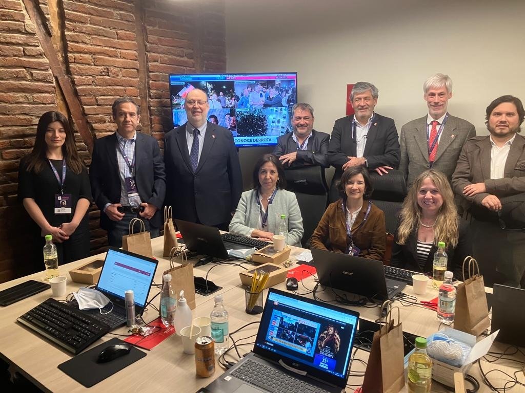 Servel es de clase mundial: hoy fue descollante. Aquí su consejo directivo, director, sub-directores y jefes de división (no están tod@s), pero puchas que estábamos content@s después del logrado plebiscito de hoy con el 86% de tasa de participación. Una joya de la República