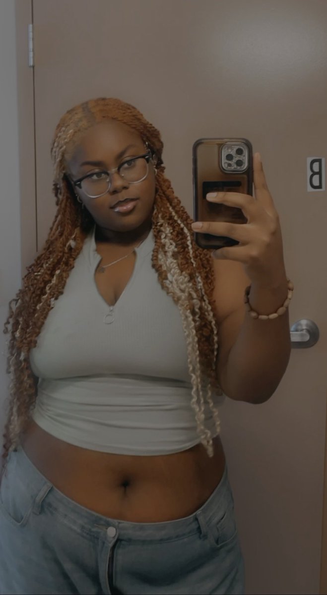 blameitonash's tweet photo. i just realized you can’t even see how i look from my pfp, so my mutuals don’t know what i look like, y’all dis me ⬇️ https://t.co/T0gLcuadrM