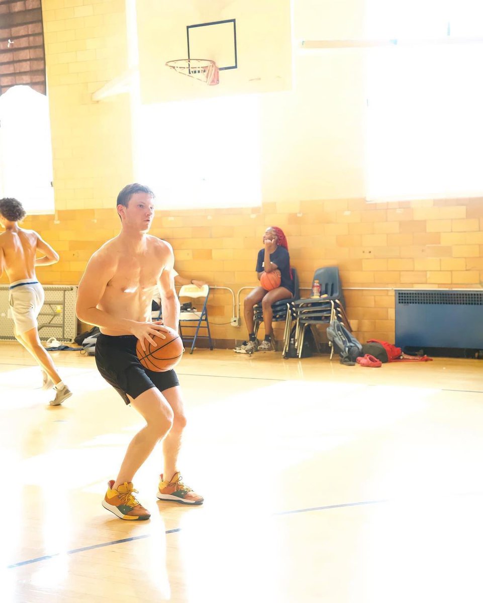 AHHS_basketball's tweet image. Just a reminder… @GusHarvey10 
#wetalkingaboutpractice #shootersshoot #heights #walkingbucket

📸@sincerelyYII