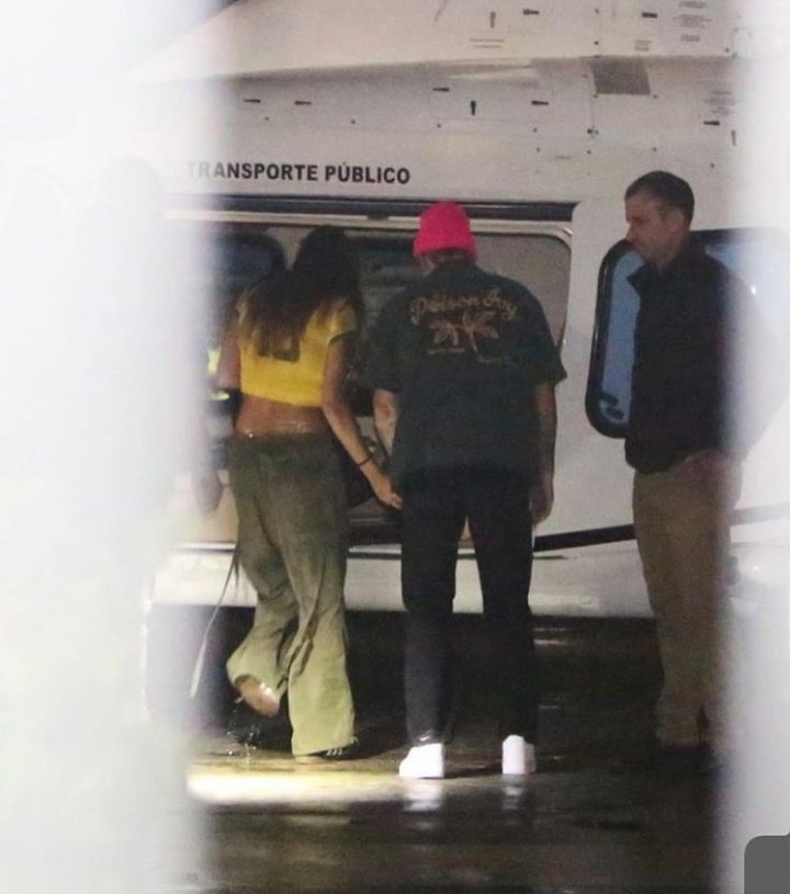 notcrybelieber's tweet photo. Hailey Bieber com a camiseta do Brasil, ela tem tanto orgulho de ter sangue brasileiro, ela nunca nega isso.
ROCK IN BIEBER
#WelcomeToBrazilJB
#RockInBieber
#RockInRio https://t.co/U5ZXkt0dvX