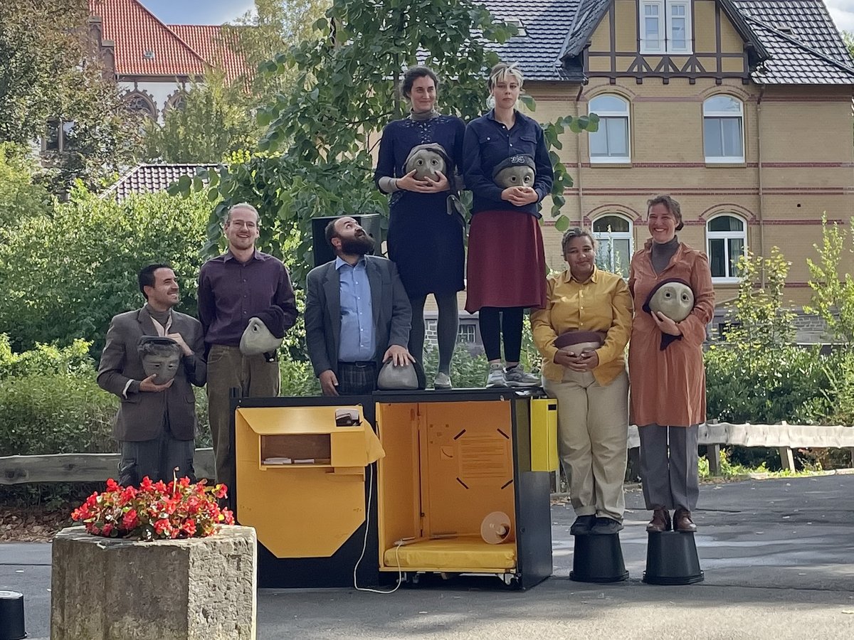 Am letztzen Tag der 6. Deutschen Figurentheaterkonferenz in Northeim wurde es hochpolitisch: Die Open-Air-Aufführung "Wir treffen uns im Paradies" des TheatreFragil aus Detmold theamatisierte hochemotional die Themen Flucht, Exil und Asyl. Spannend, aber keine leichte Kost!