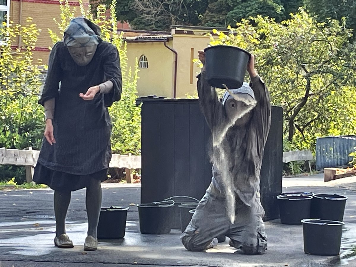VDPVerband's tweet photo. Am letztzen Tag der 6. Deutschen Figurentheaterkonferenz in Northeim wurde es hochpolitisch: Die Open-Air-Aufführung "Wir treffen uns im Paradies" des TheatreFragil aus Detmold theamatisierte hochemotional die Themen Flucht, Exil und Asyl. Spannend, aber keine leichte Kost! https://t.co/OLbgs2SvQP