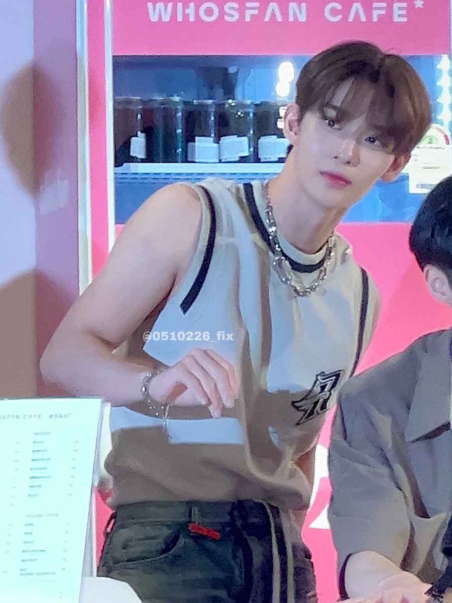 baejin0510_'s tweet photo. 220904 후즈팬 카페
얼굴 장난 없다🫠

#배진영 #BAEJINYOUNG #CIX https://t.co/EwdOX483bz