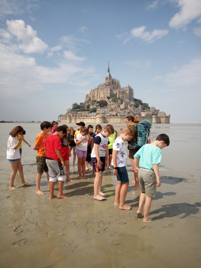 CollegeYves's tweet photo. Journée d'intégration pour nos élèves de 6è au Mont Saint-Michel. Rallye sur la "Merveille" puis marche dans la baie avec des guides et découverte du phénomène des sables mouvants. Rien de tel pour nouer des liens entre les élèves ! L'année scolaire est lancée. https://t.co/dtGkjzeglP