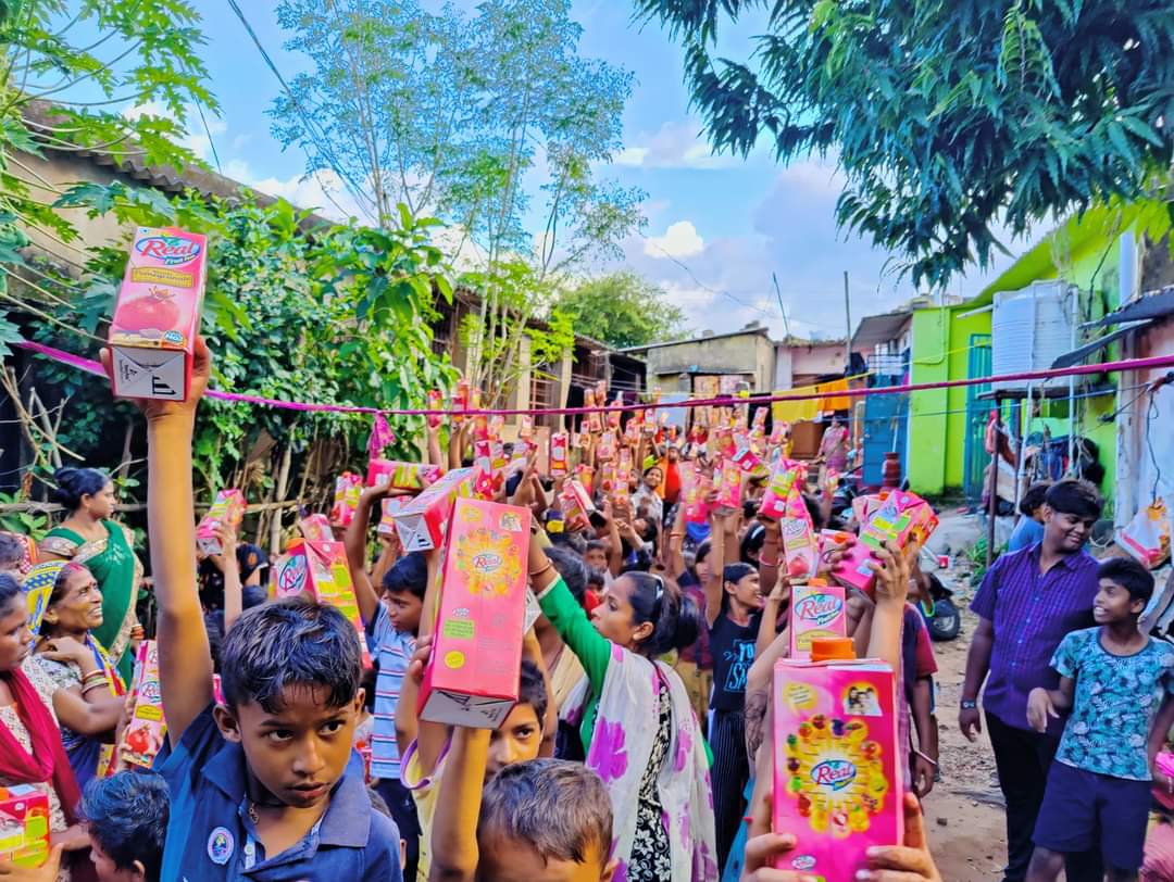 rosalinpatsani's tweet photo. #ProjectPoshan #ParichayFoundation
Many thanks to the entire team of Bhubaneswar Knights Round Table 230 for supporting our distribution drive to do health counselling in different slums of Bhubaneswar. Special thanks to Gaurav Chawla, Vishesh Hans, Tanvi Hans & Upsana Gugnani. https://t.co/wrKdjFuna6