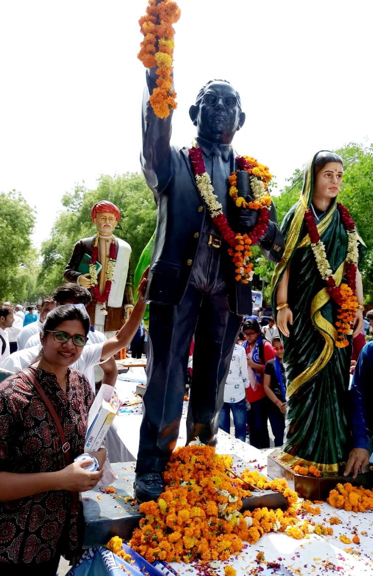 DrSeemaMathur2's tweet photo. अज्ञान मनुष्य का सबसे बड़ा शत्रु है,
इसलिए अज्ञानता को ज्ञान से खत्म करो।
                          महात्मा ज्योतिबा फुले
सभी गुरुजनों को वन्दन जिन्होंने कभी भी किसी भी रूप में इस जीवन की पथरीली राहों पर चलना और गिरकर सम्भलना सिखाया है🙇🙏😊
सभी छात्रों का भी शुक्रिया😊 https://t.co/RAnEx3yhhm