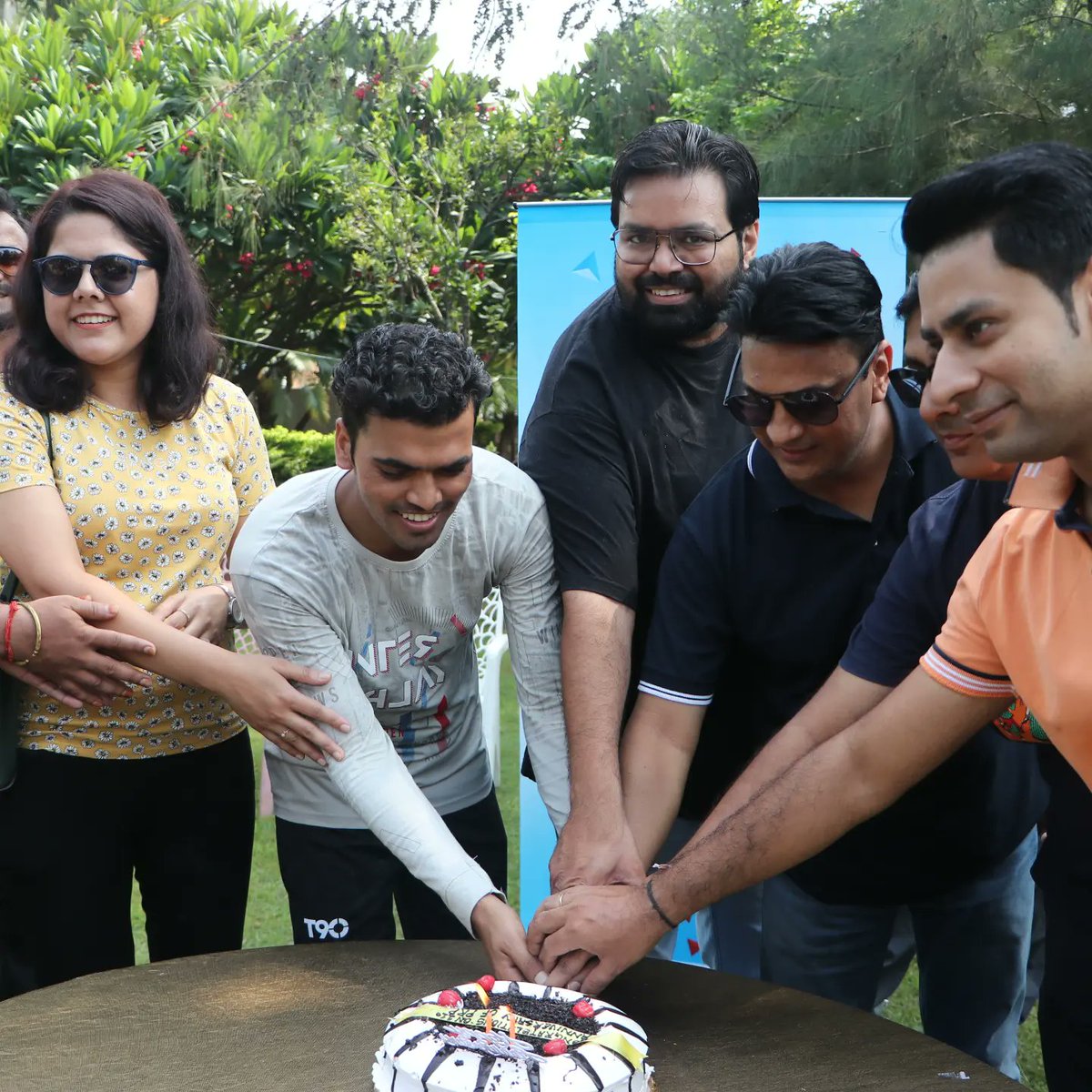 prprofessional7's tweet photo. Slice of happiness! 
To mark the completion of 11 years of excellence and innovation since its inception, #TeamPRP cuts the cake with our Founder and Managing Director Mr Sarvesh Tiwari. 

#PRPTeam rocks !

#Winning11 #11YearsOfPRP #MoretoCome
#PRPGroup #PRP https://t.co/WFEiPUwZgB