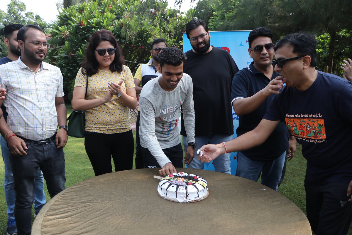 prprofessional7's tweet photo. Slice of happiness! 
To mark the completion of 11 years of excellence and innovation since its inception, #TeamPRP cuts the cake with our Founder and Managing Director Mr Sarvesh Tiwari. 

#PRPTeam rocks !

#Winning11 #11YearsOfPRP #MoretoCome
#PRPGroup #PRP https://t.co/WFEiPUwZgB