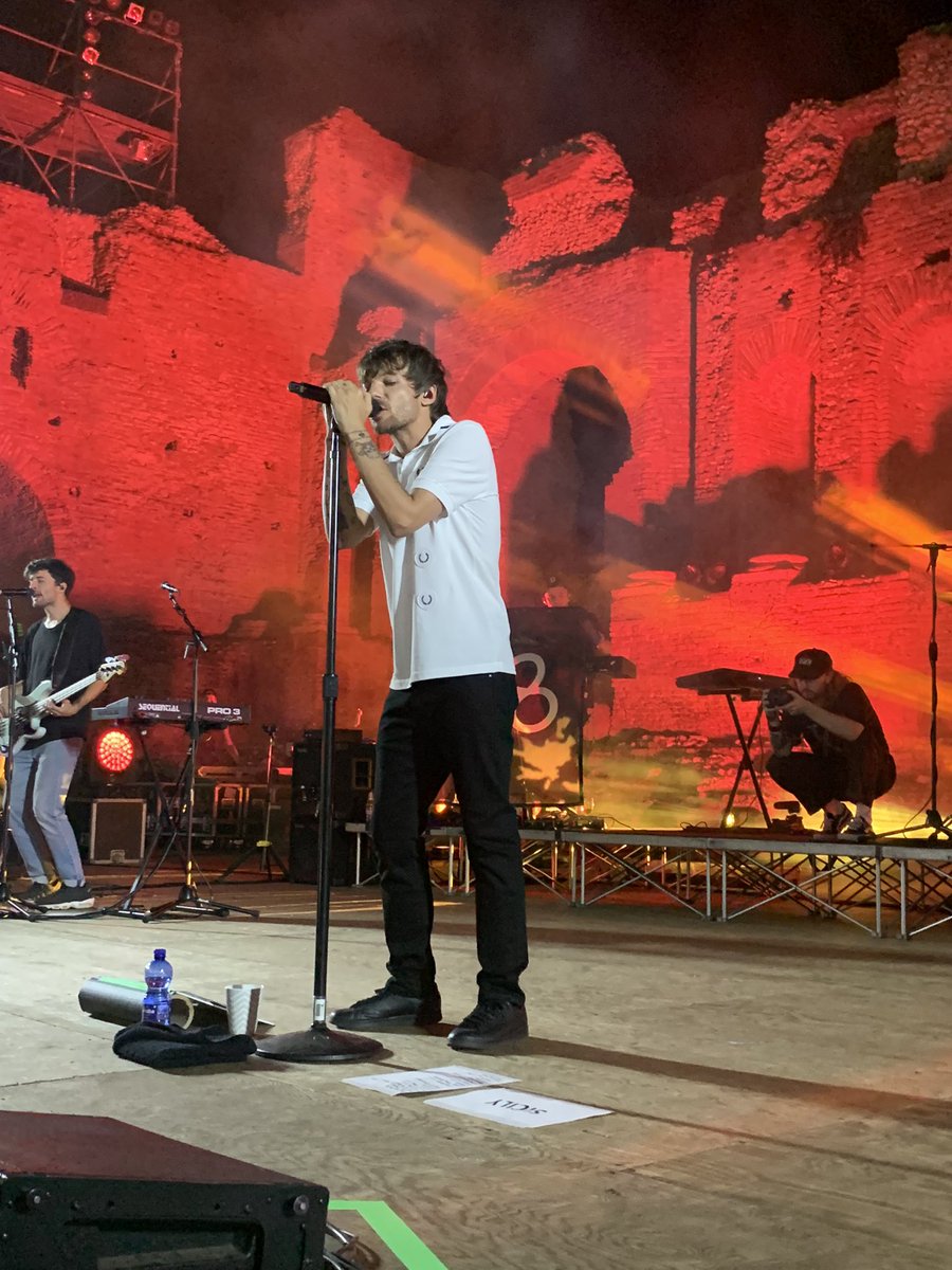devsireluke's tweet photo. Dopo 4 giorni io ancora non realizzo @Louis_Tomlinson 

#LouisTomlinsonTaormina #LouisTomlinsonWorldTour2022 https://t.co/1JzuZRMoW8