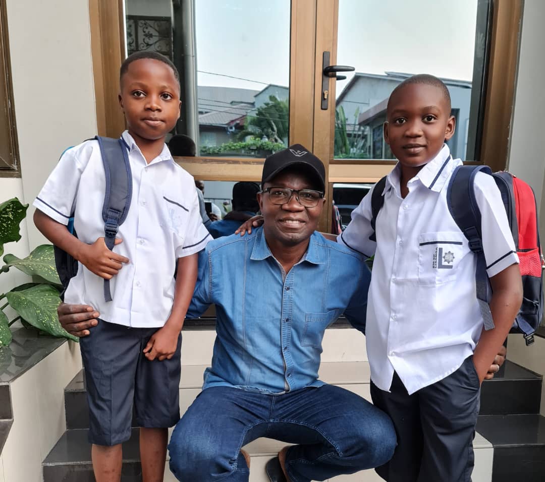 julienpalukucom's tweet photo. Le gong a sonné à 5h pour briser les habitudes des vacances et  à 6h ils se sont lancés sur le chemin de l'école.  Nous sommes heureux de remplir ce devoir citoyen avec Mme aux côtés d'autres parents. Bon vent . Une pensée pieuse néanmoins aux jeunes de Rutshuru,Beni et Kwamouth https://t.co/XzDqCveuUf