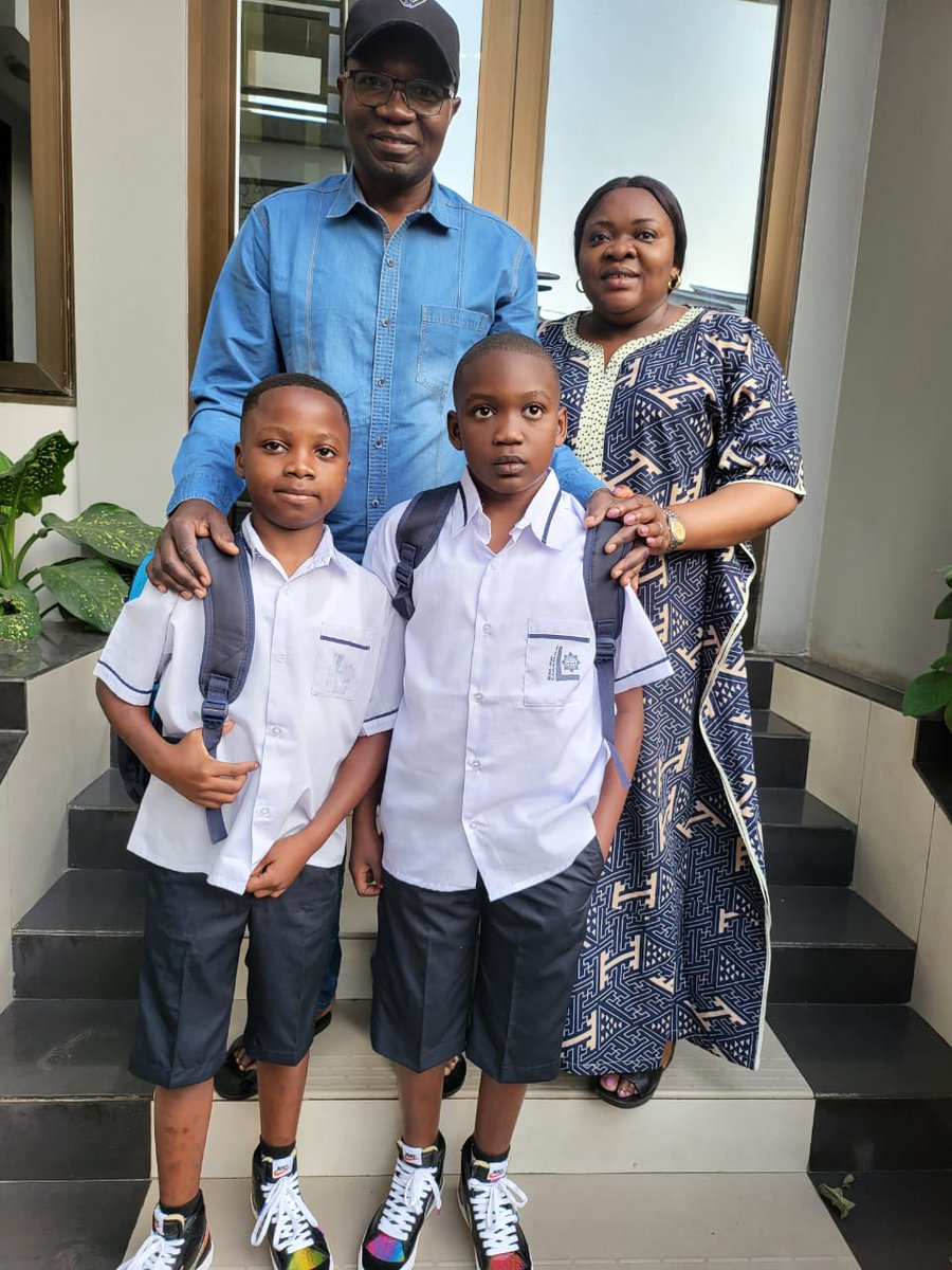 julienpalukucom's tweet photo. Le gong a sonné à 5h pour briser les habitudes des vacances et  à 6h ils se sont lancés sur le chemin de l'école.  Nous sommes heureux de remplir ce devoir citoyen avec Mme aux côtés d'autres parents. Bon vent . Une pensée pieuse néanmoins aux jeunes de Rutshuru,Beni et Kwamouth https://t.co/XzDqCveuUf