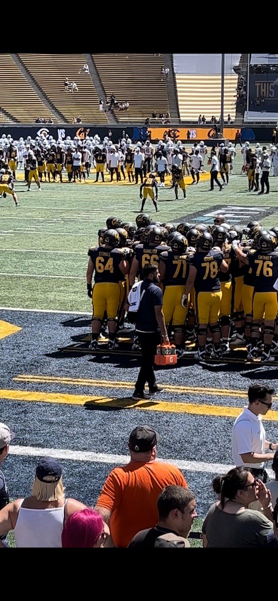 stovall_ll's tweet photo. Looking good on game day! #GoBears #Pac12 #blessed #olinemen #trenchdawgs #family https://t.co/nOlTfwaVAl
