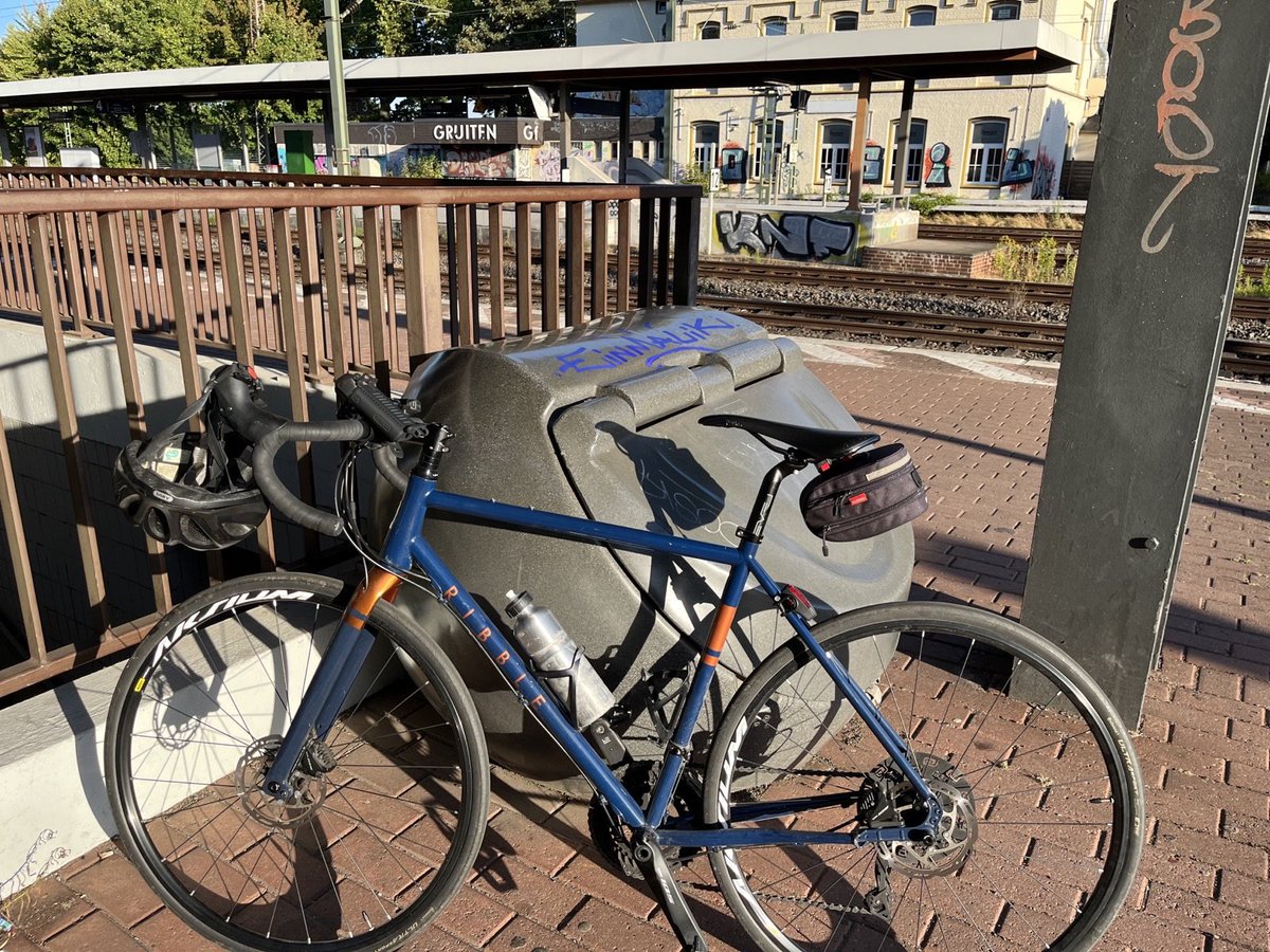 BastianGierling's tweet image. Heute startet das @STADTRADELN in #Köln. Für das Kanzlei-Team der @LLR_LLR RAe heisst das jetzt wieder 3 Wo verstärkt in die Pedale zu treten. Und für mich persönlich gehört dazu auch das #Bahnradeln. Also Haan - Köln morgens in RadBahn-Kombi, zurück nur mit Rad o umgekehrt😊🚲