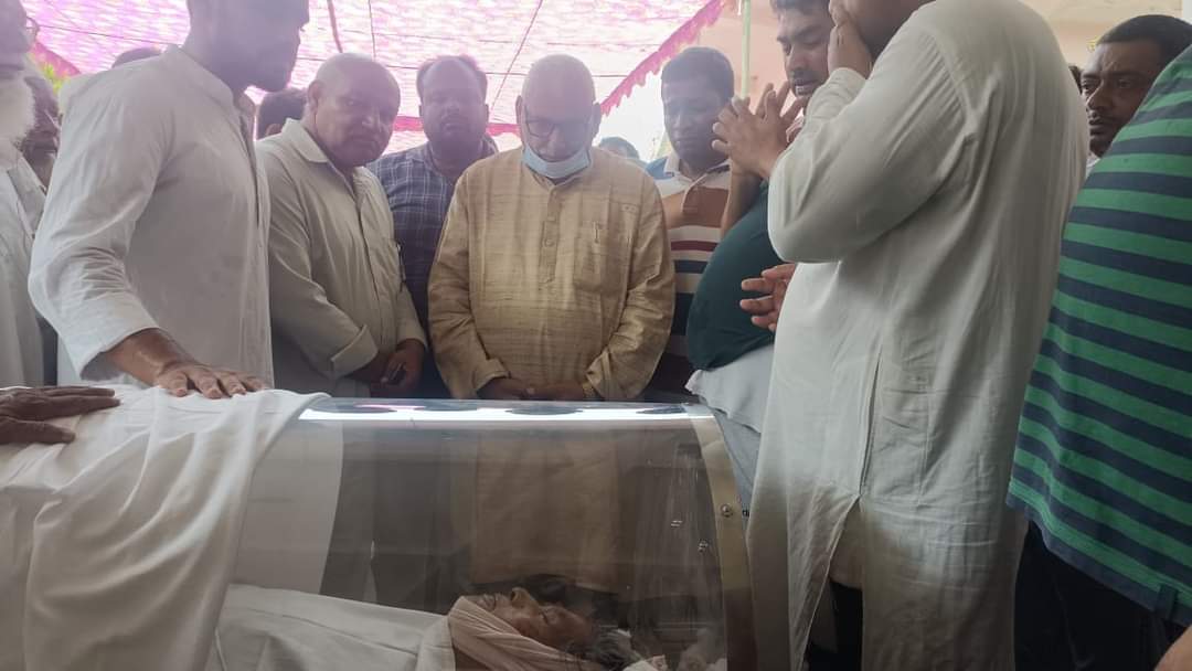 अंतिम दर्शन ।

हे प्रभु , कमाल साहब की आत्मा को शांति एवं शोक संतप्त परिवारजनों के साथ हम सब को इस असीम दुख को सहन करने की शक्ति प्रदान करें।

मन अत्यंत व्यथित है।
अश्रुपूर्ण श्रद्धांजलि।