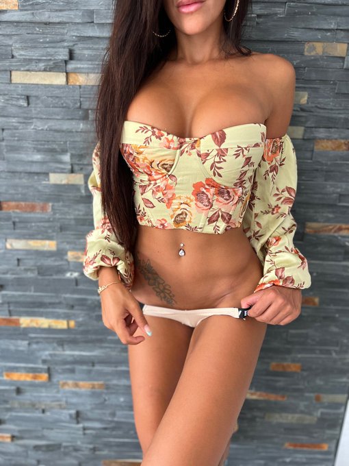 2 pic. Je crois que ce haut me fait des seins énormes ?

#RT si ça tombe bien parce que tu kiffe les