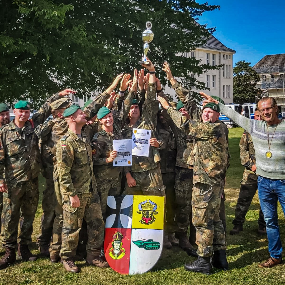 BtlKdr401's tweet photo. Mehr als 300 Menschen haben am 25. Eutiner Seelauf bei den @AufklvonSechs teilgenommen. Mittendrin natürlich auch #HagenowsGrenadiere!
Panzergrenadierbrigade 41 - #DeployableByNature
#PzGrenBtl401 https://t.co/sdZzHtUkh1