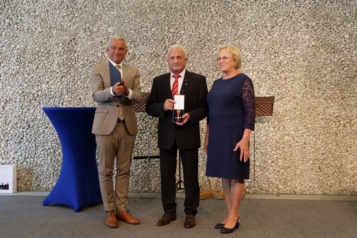 stadt_pforzheim's tweet photo. Wir gratulieren! In Anerkennung seines jahrzehntelangen #Engagements für den Stadtteil #Buckenberg-Haidach wurde Waldemar #Meser das #Verdienstkreuz am Bande des Verdienstordens der Bundesrepublik Deutschland verliehen.
Mehr zur Verleihung und zu Meser: https://t.co/3m7RQMGA1J https://t.co/yuHridvzC0