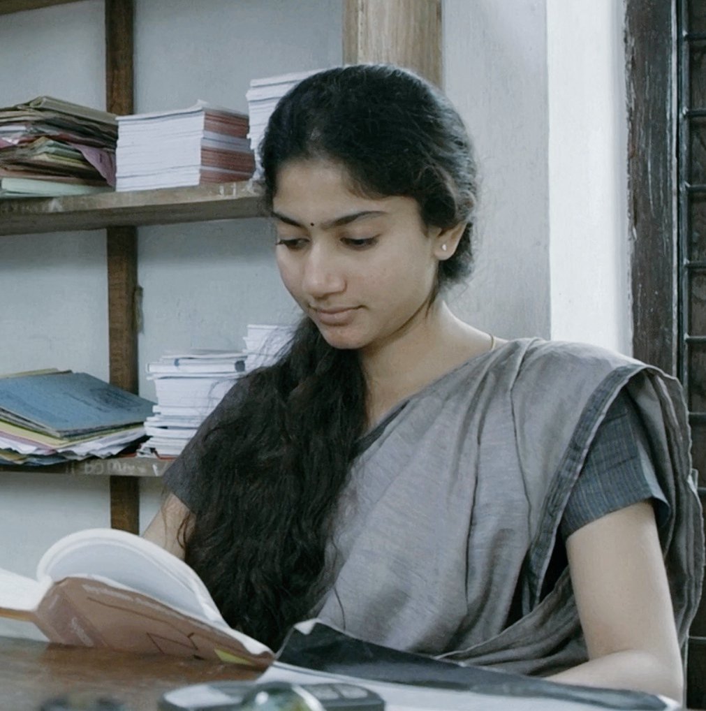 SaipallaviFC's tweet photo. PARENTS r the FIRST TEACHERS in Every1's LIFE🙏...nd then Our teachers n our Inspiration teaches a lot Lessons in Life...wishing all the teachers &amp; MY GURU,MY INSPIRATION @Sai_Pallavi92 🤍 a Happy Teacher's Day!

Matha - Pitha - Guru - Daivam ❤️
#SaiPallavi #HappyTeachersDay https://t.co/u7gMIMLRsW
