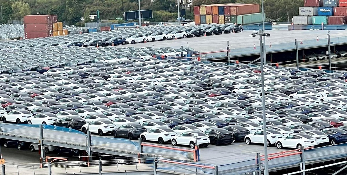 TeslaOwnersUK's tweet photo. Southampton Docks Yesterday… these electric cars will never take off 😂 thanks to Azer for the photo. https://t.co/32B81Q13N5