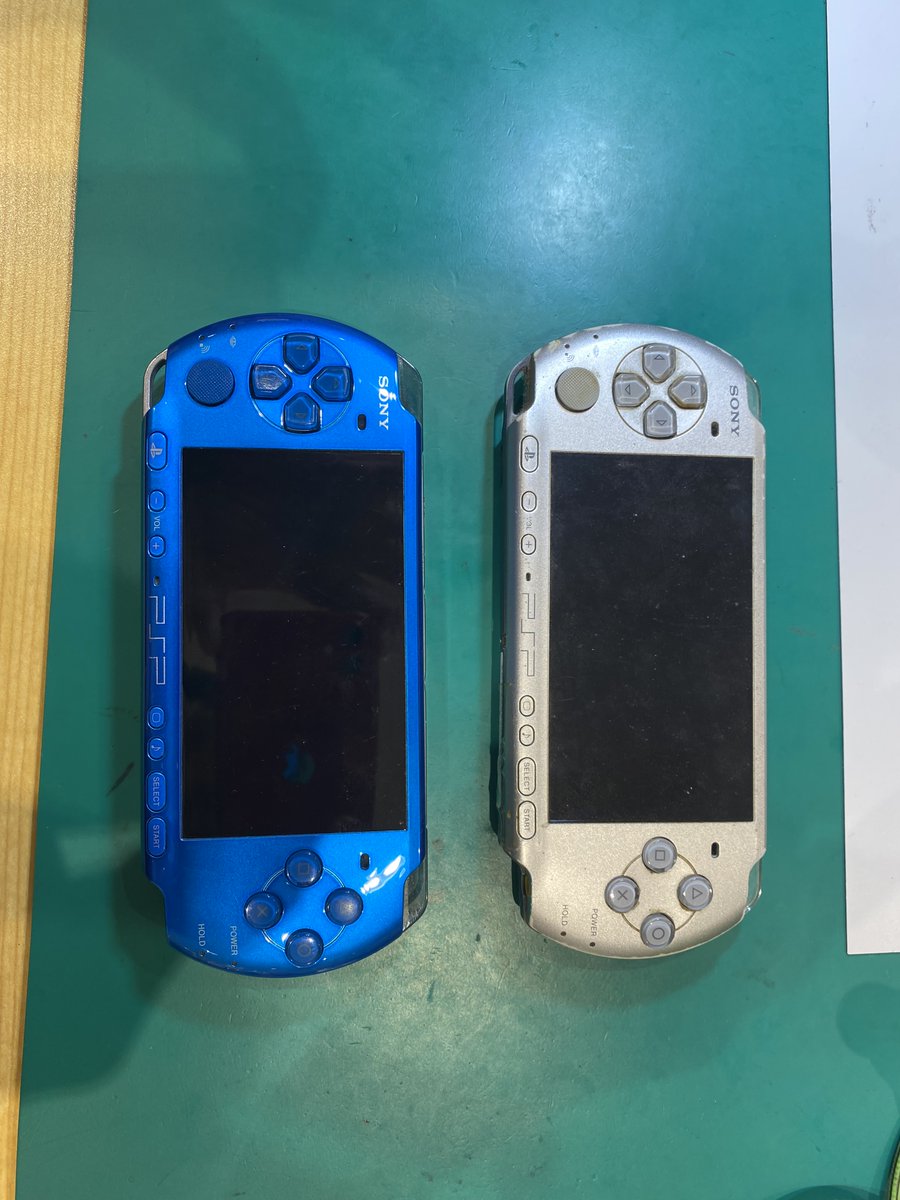 iphone01010101's tweet photo. 本日は、PSP3000の外装交換修理です！
シルバーのPSPの中身をブルーに移植。無事成功いたしました！（値段は要相談となります）
お手持ちのゲーム機が壊れてしまった方は是非一度ご相談頂ければと思います！
#丸井錦糸町店　#スマホ修理　#PSP3000　#ゲーム機 https://t.co/qV7baBLb8B