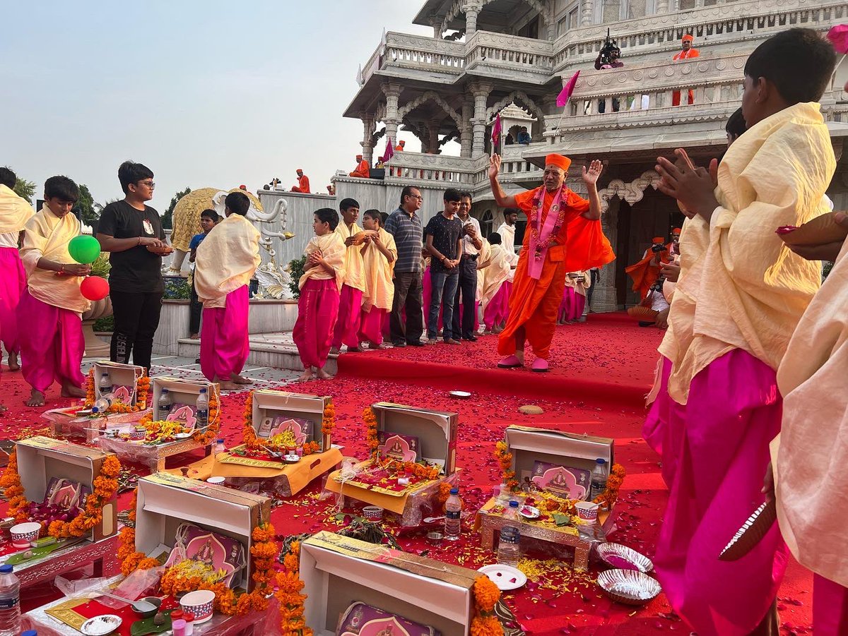 smspbIndia's tweet photo. Shree Muktajeevan Swamibapa Pipeband stand in salute to Acharya Swamiji Maharaj ahead of the Mahapooja at Smruti Mandir leading up to the grand Suvarna Mahotsav celebrations beginning this month.
@smspbIndia 
@SGadiManinagar 
#acharyaswamijimaharaj 
#swaminarayangadi https://t.co/DveaWcOx09