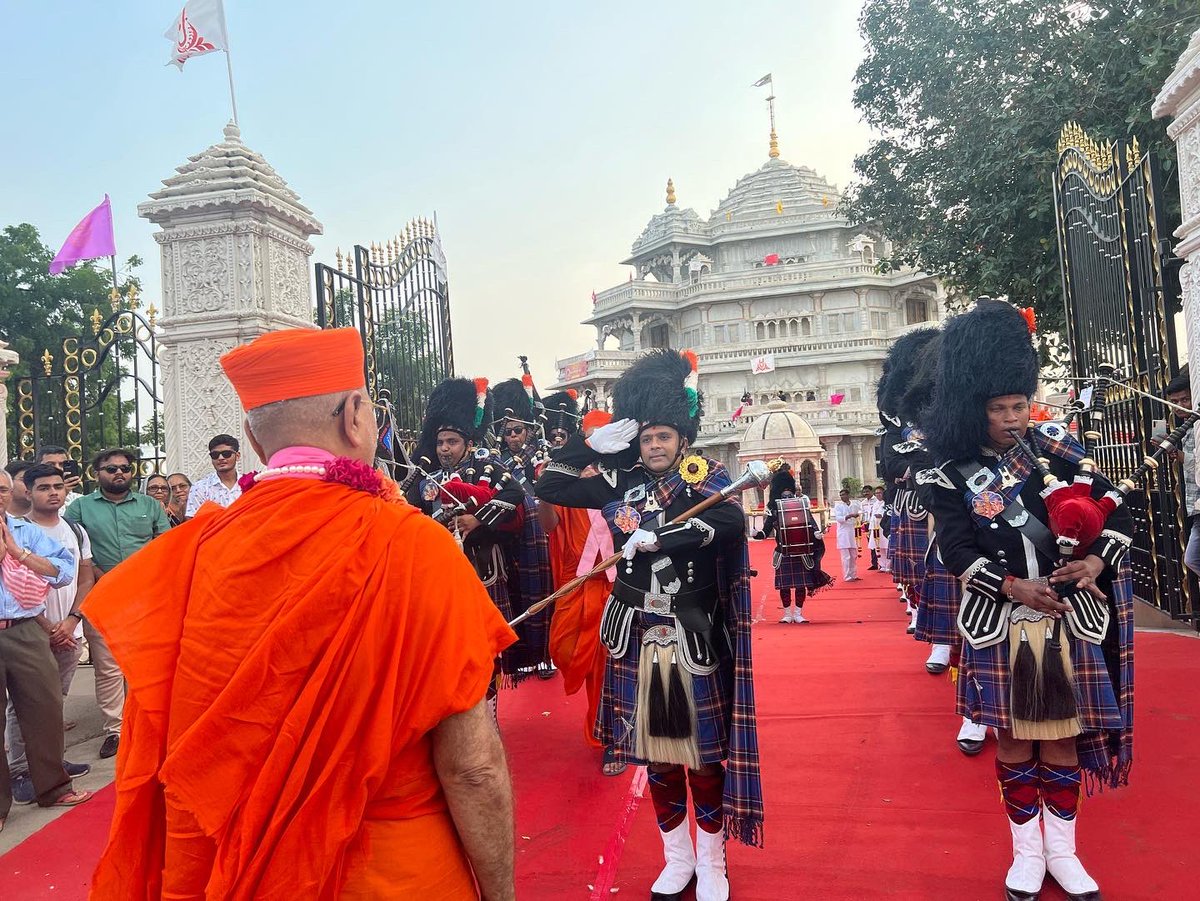 smspbIndia's tweet photo. Shree Muktajeevan Swamibapa Pipeband stand in salute to Acharya Swamiji Maharaj ahead of the Mahapooja at Smruti Mandir leading up to the grand Suvarna Mahotsav celebrations beginning this month.
@smspbIndia 
@SGadiManinagar 
#acharyaswamijimaharaj 
#swaminarayangadi https://t.co/DveaWcOx09