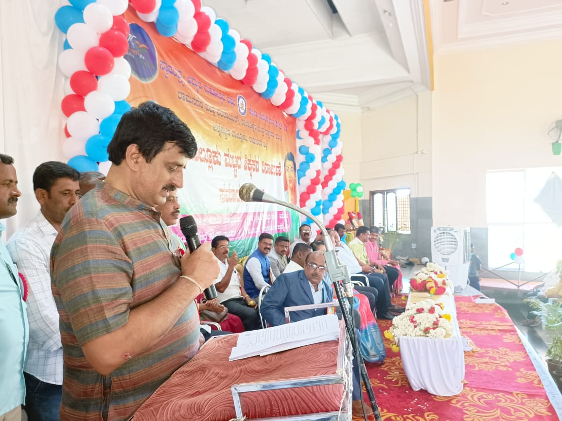 CPYogeeshwara's tweet photo. ರಾಮನಗರ ಜಿಲ್ಲಾ ಪಂಚಾಯತ್, ಶಾಲಾಶಿಕ್ಷಣ ಮತ್ತು ಸಾಕ್ಷರತಾ ಇಲಾಖೆಯ ವತಿಯಿಂದ ಚನ್ನಪಟ್ಟಣದ ಶ್ರೀ ಚೌಡೇಶ್ವರಿ ಕಲ್ಯಾಣ ಮಂಟಪದಲ್ಲಿ ಆಯೋಜಿಸಲಾಗಿದ್ದ ಶಿಕ್ಷಕರ ದಿನಾಚರಣೆ ಕಾರ್ಯಕ್ರಮದಲ್ಲಿ ಪಾಲ್ಗೊಂಡು ಶುಭ ಕೋರಲಾಯಿತು. ಈ ವೇಳೆ ಶಿಕ್ಷಕರು ತೋರಿದ ಪ್ರಿತ್ಯಾದರಗಳು ನಾನೊಬ್ಬ ಶಿಕ್ಷಕನ ಮಗನಾಗಿದ್ದಕ್ಕೂ ಹೆಮ್ಮೆ ಎನಿಸಿತು. https://t.co/HvRZBo7sH9