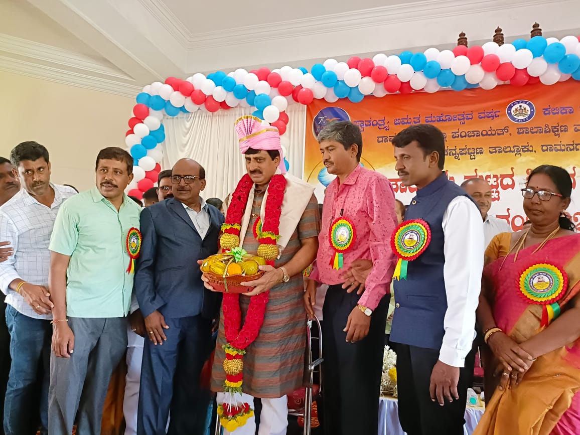 CPYogeeshwara's tweet photo. ರಾಮನಗರ ಜಿಲ್ಲಾ ಪಂಚಾಯತ್, ಶಾಲಾಶಿಕ್ಷಣ ಮತ್ತು ಸಾಕ್ಷರತಾ ಇಲಾಖೆಯ ವತಿಯಿಂದ ಚನ್ನಪಟ್ಟಣದ ಶ್ರೀ ಚೌಡೇಶ್ವರಿ ಕಲ್ಯಾಣ ಮಂಟಪದಲ್ಲಿ ಆಯೋಜಿಸಲಾಗಿದ್ದ ಶಿಕ್ಷಕರ ದಿನಾಚರಣೆ ಕಾರ್ಯಕ್ರಮದಲ್ಲಿ ಪಾಲ್ಗೊಂಡು ಶುಭ ಕೋರಲಾಯಿತು. ಈ ವೇಳೆ ಶಿಕ್ಷಕರು ತೋರಿದ ಪ್ರಿತ್ಯಾದರಗಳು ನಾನೊಬ್ಬ ಶಿಕ್ಷಕನ ಮಗನಾಗಿದ್ದಕ್ಕೂ ಹೆಮ್ಮೆ ಎನಿಸಿತು. https://t.co/HvRZBo7sH9
