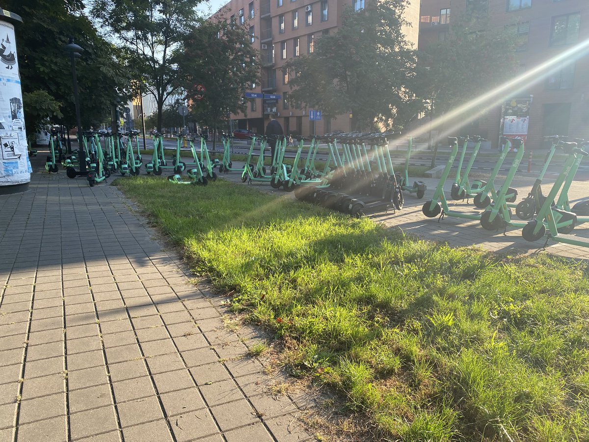 Roherdzik's tweet photo. I was wondering whether there is any bit more elegant way to manage shared electric scooters 🤔@boltapp sometimes is hard to crossover 🚶 not saying about e.g. baby carriage 🐣 https://t.co/Jwb4Qqjy3Z