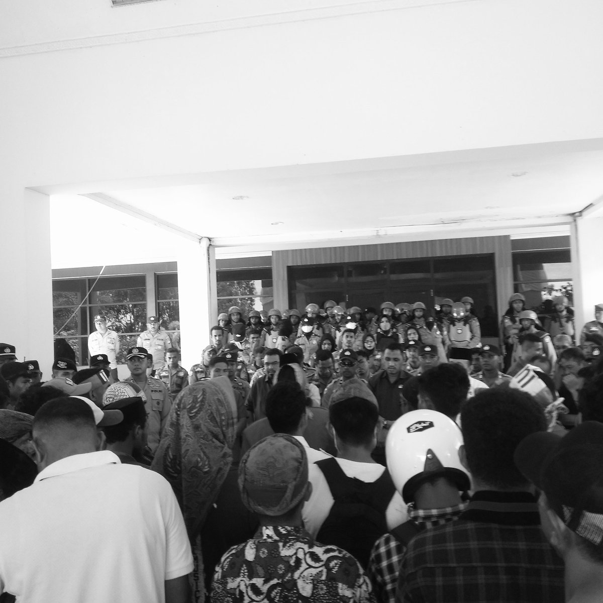 salsamwr's tweet photo. Demo Kenaikan BBM
Depan Kantor DPRD Kab. Buru
Oleh seluruh Mahasiswa Organisasi Cipayung.

#BBM_NaikJokowiTurun #BBMNaik_RakyatMenjerit https://t.co/9H41T2uYWf