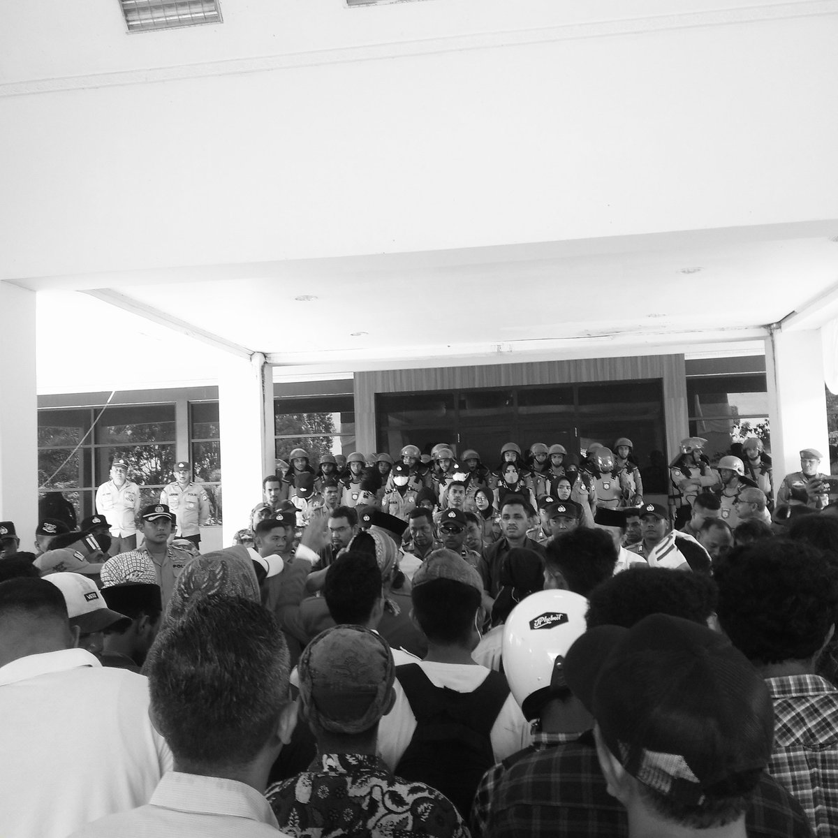 salsamwr's tweet photo. Demo Kenaikan BBM
Depan Kantor DPRD Kab. Buru
Oleh seluruh Mahasiswa Organisasi Cipayung.

#BBM_NaikJokowiTurun #BBMNaik_RakyatMenjerit https://t.co/9H41T2uYWf