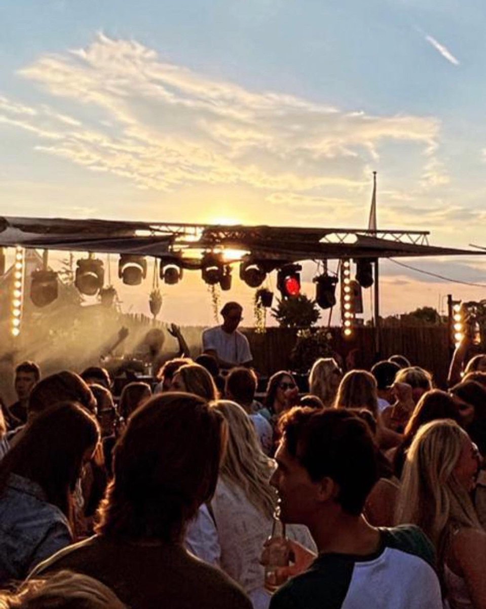 Wat een prachtig weekend was dit op ons terras. Zon, drankjes, gezelligheid, lekker eten en een fantastische sfeer. Bedankt aan iedereen die dit mogelijk heeft gemaakt! 

📸 Foto’s komen later deze week online. Houd onze socials in de gaten!