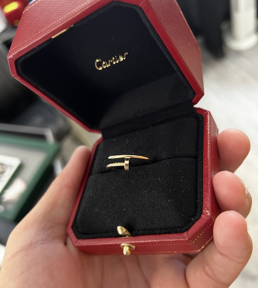 TheLuxuryHut_UK's tweet photo. The perfect present. Beautiful Cartier Ring.
.
#theluxuryhut #luxuryhut #cartier #cartierring https://t.co/Z4SGkTOtK1