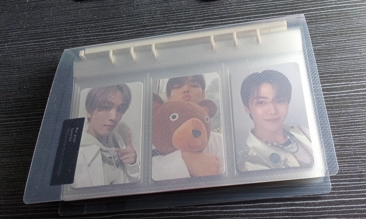 gyuwonnn's tweet photo. ꒰ wts lfb ph ꒱

— binder / collbook
— 140php
— from japan! maganda yung quality and thick yung sleeves :) may konting dents lang (pls check thread)

— payo | onhand

## kpop pc photocard album collect book binder 3 pockets A6 https://t.co/DNG0mxLKul