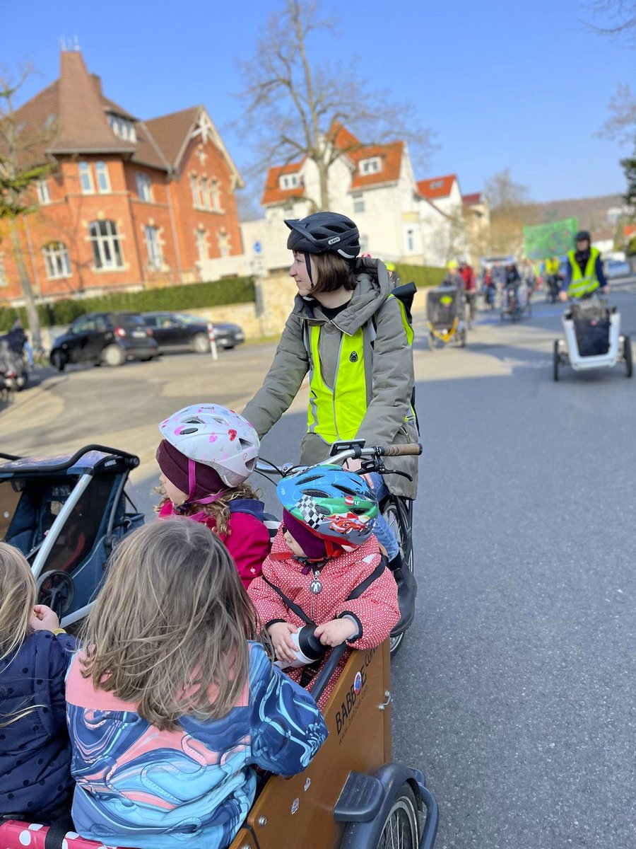 Hey #Göttingen! 

🚲In knapp drei Wochen ist es so weit: Die nächste  #kidicalmass steht an! 

🌻Am 24.09.2022 um 15:30 Uhr geht es im Cheltenhampark los. 

➡️kinderaufsrad.org

#kinderaufsrad #unsgehörtdiestraße  #fahrradfahren #verkehrswende #streetsforkids #goettingen