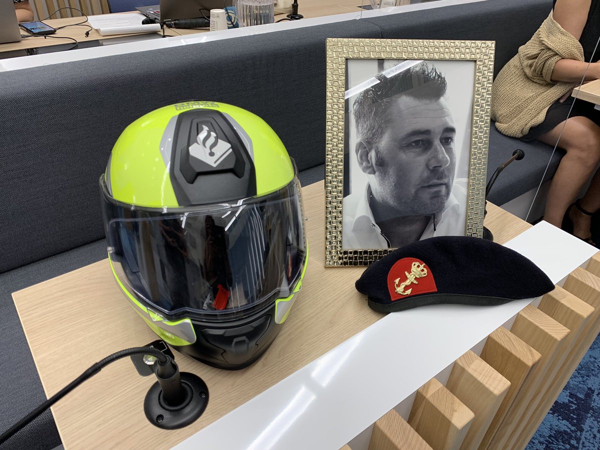 SaskiaBelleman's tweet photo. In de zittingszaal is een monumentje opgericht voor slachtoffer Arno de Korte. #vrachtwagenchauffeur https://t.co/0Yng3uRi5Q