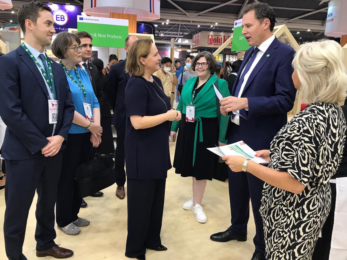 IwonaPiorkoEU's tweet photo. Pleased to welcome #Ireland Minister for #agriculture, food and the marine @McConalogue at 🇪🇺Pavilion @foodhotelasia 
👉EU exports of agri products to 🇸🇬reach 2 bilion Euros &amp; on the ⬆️ 
Tapping on #EUSFTA benefits &amp; creating new market opportunities &amp; business partnerships https://t.co/TCbzvsCQVI